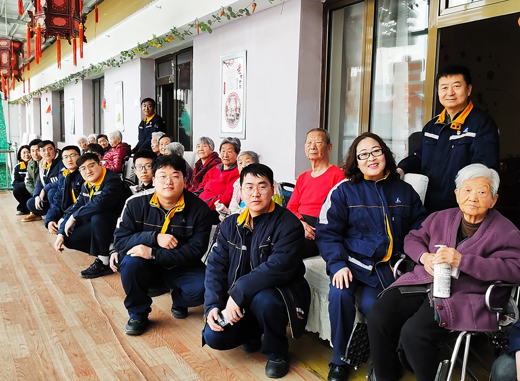 图为包头铝业志愿者与老人合影。张跃卿 摄 足球一世666814