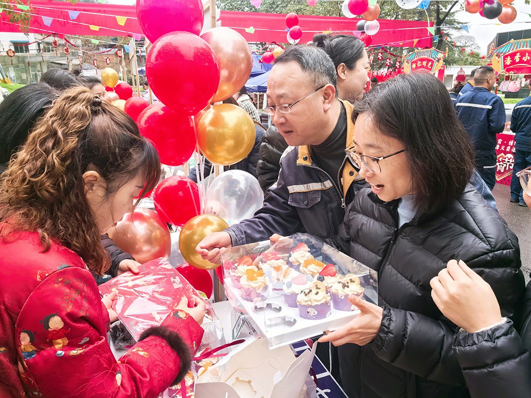 图为遵义铝业员工在义卖市集选购。李丽清 摄 足球一世666814