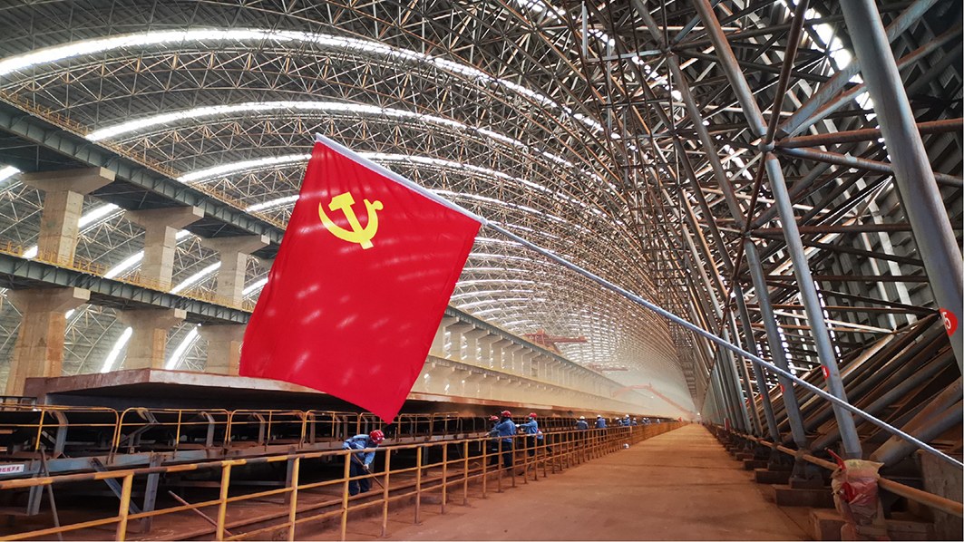 图为广西华昇党员先锋队清理运矿作业区。 韦耐丽 摄 足球一世666814
